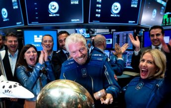 Miliardarul Richard Branson pleacă azi în spațiu. Unde poți vedea lansarea Virgin Galactic