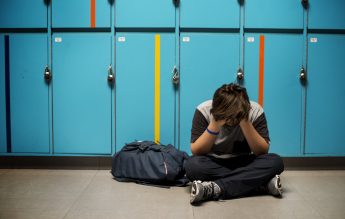 Elev de clasa a VI-a, fotografiat dezbrăcat de colegi și apoi șantajat