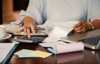 Salariile de bază ale directorilor de școli, majorate cu câte 1500 de lei – amendament adoptat la Comisia de învățământ