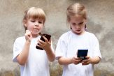 Copiii și adolescenții dependenți de internet suferă modificări ale chimiei creierului – studiu