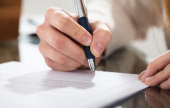 Drept la replică. Tatăl elevului care a cerut în justiție să facă engleza la altă clasă: Declarațiile directoarei sunt minciuni, manipulări și încercări penibile de decredibilizare